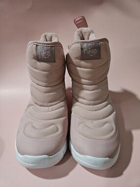 Nike Kids Pink Tan Padded Winter Boots. A Few Marks From Being Stored.  Bin 10.
